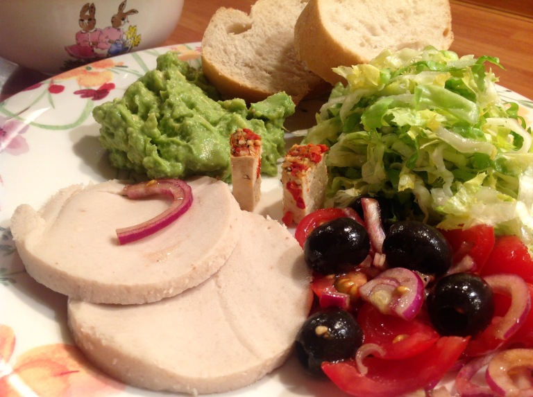 Nuttolene, guacamole, salad and bread