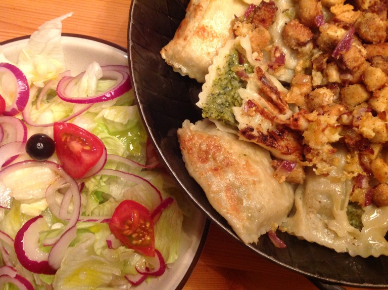Vegan ravioli with crispy tofu and Greek salad