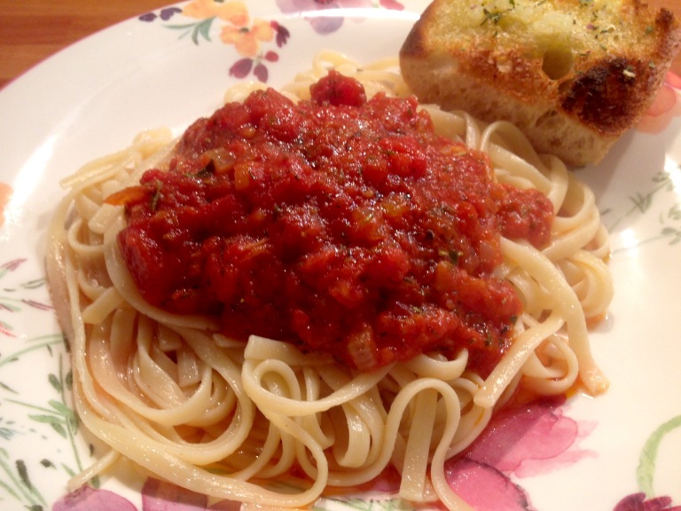 Linguine with tomato sauce and garlic bread