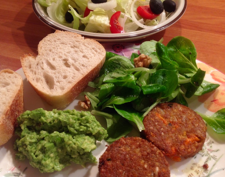 Vegan miniburgers with salad and guacamole