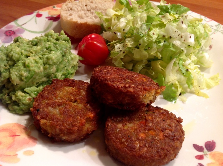 Vegan miniburgers with guacamole and endive salad