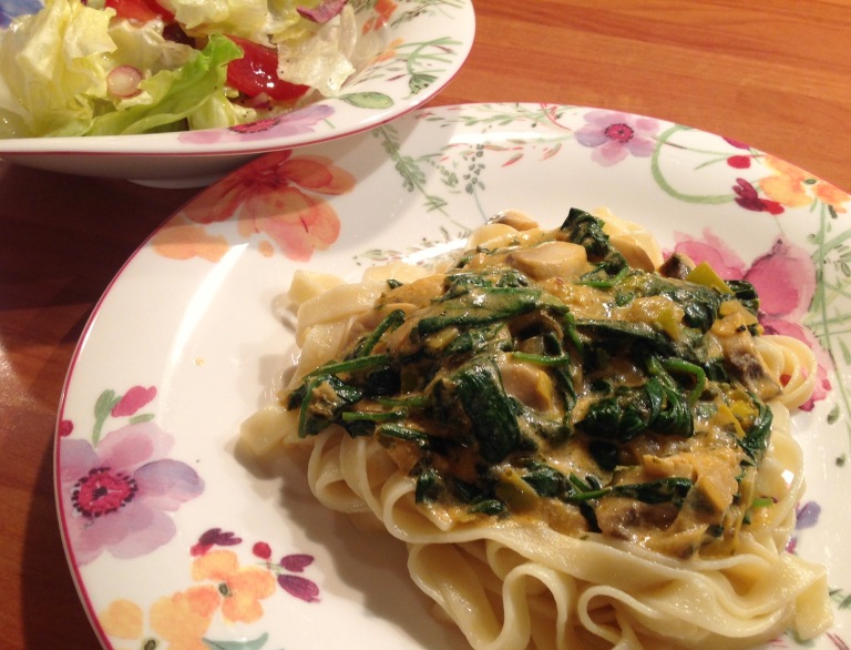 Tagliatelle with spinach and mushroom sauce