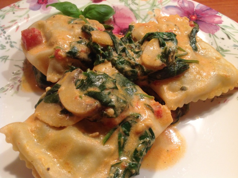 Pasta parcels with spinach, mushroom, tomato and garlic