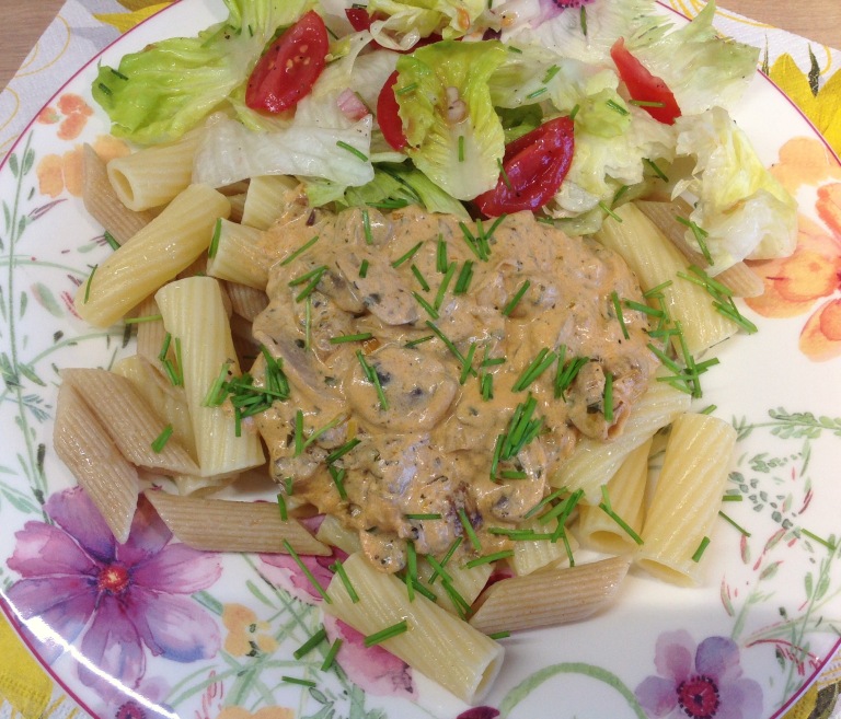 Rigatoni with mushroom sauce and salad