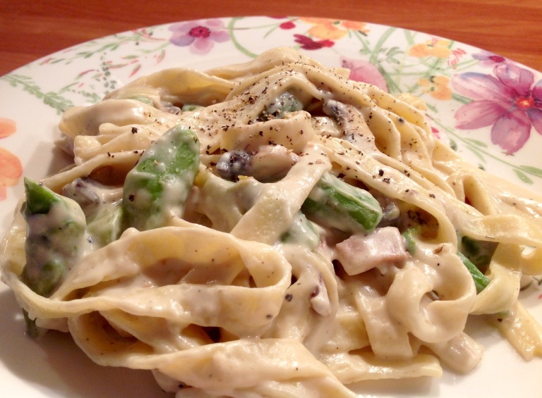 Tagliatelle with mushrooms, asparagus and cashew sauce