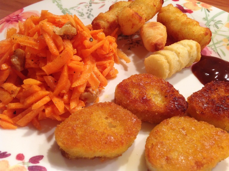 Soya nuggets, croquettes and carrot salad