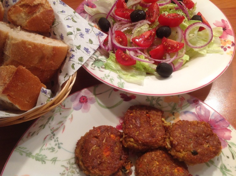 Greek salad with miniburgers and bread