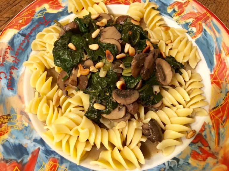 Pasta with spinach and mushroom sauce
